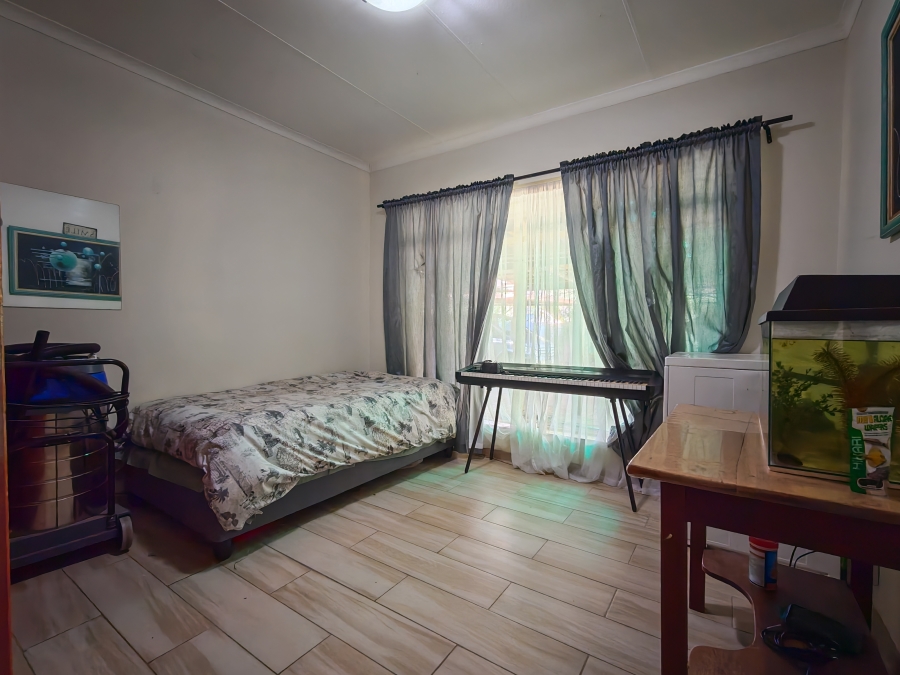5 Bedroom Property for Sale in Kannoniers Park North West